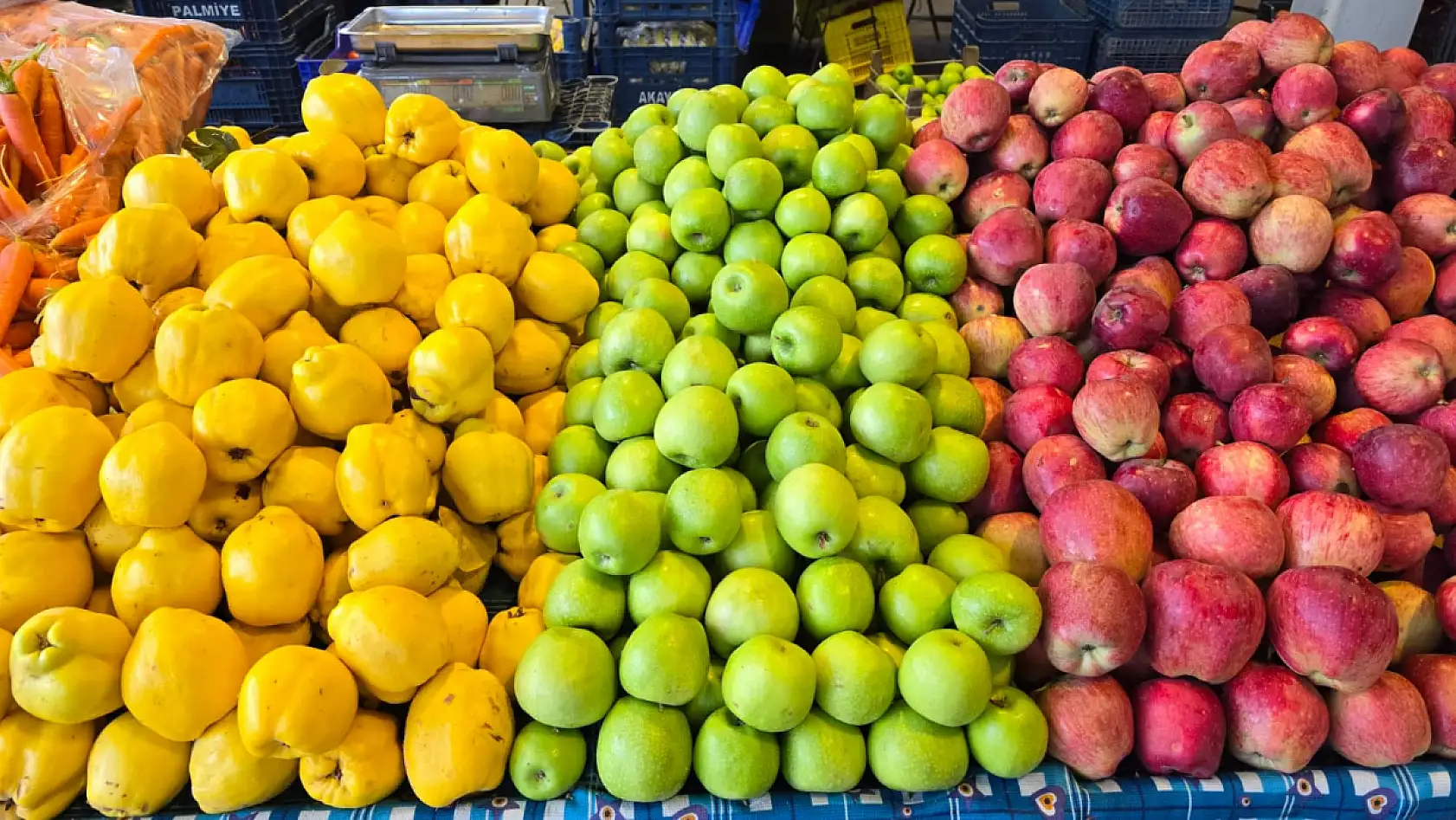 Fethiye Patlangıç'ta yeni yıl öncesi son pazar: Tezgahlar meyveyle şenlendi