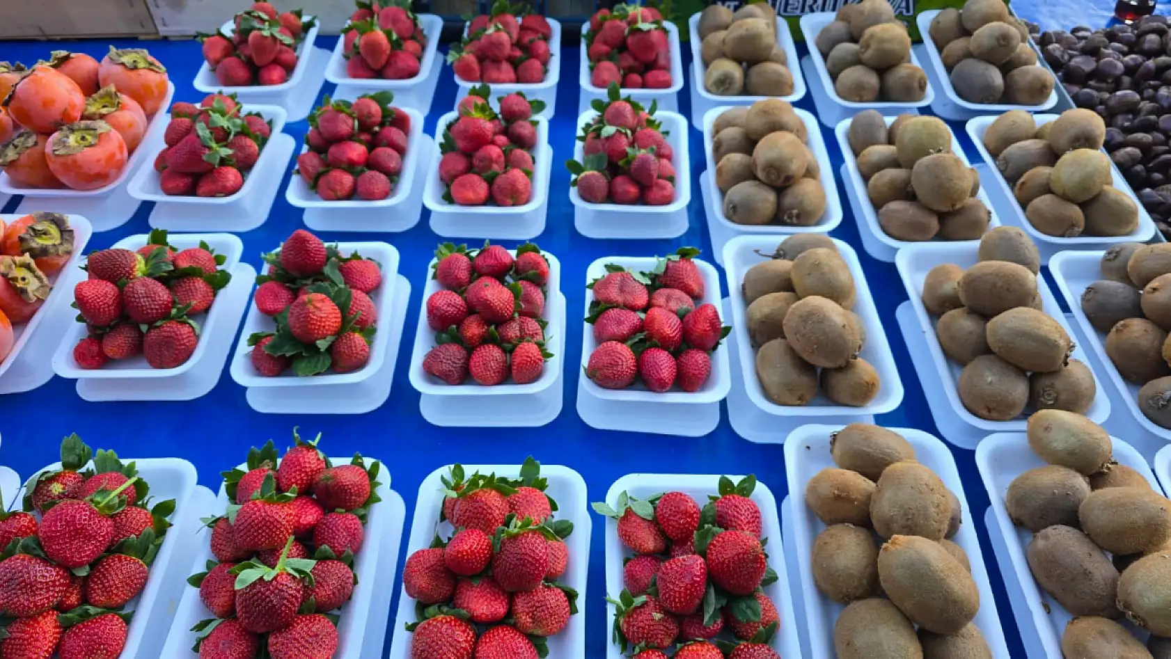Fethiye Patlangıç'ta yeni yıl öncesi son pazar: Tezgahlar meyveyle şenlendi