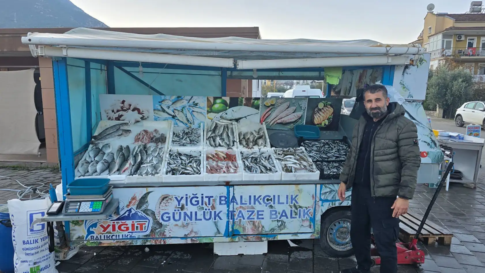 Fethiye Cumartesi Pazarı'nda Yiğit Balıkçılık tezgahında taze balık bereketi