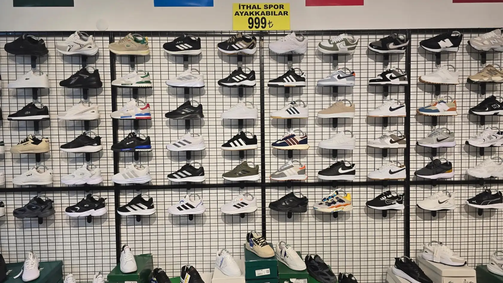 Fethiye'de gençlerin tercihi Arda Shoes'ta spor ayakkabılara yoğun ilgi