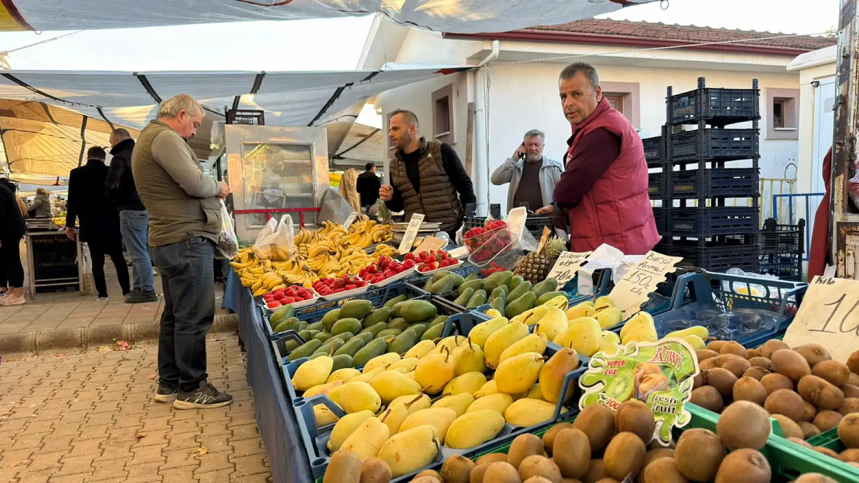 Fethiye Çalış Pazar Pazarı'nda Tezgâhlar Tazelendi: Güncel Meyve Fiyatları