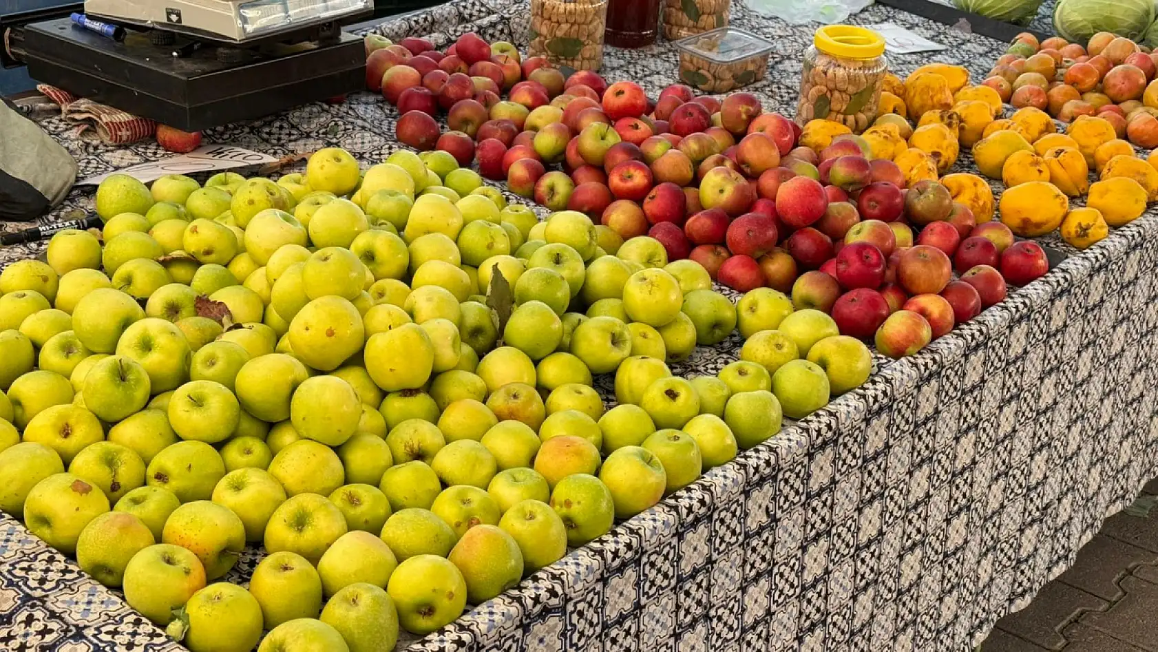 Fethiye Çalış Pazar Pazarı'nda Tezgâhlar Tazelendi: Güncel Meyve Fiyatları