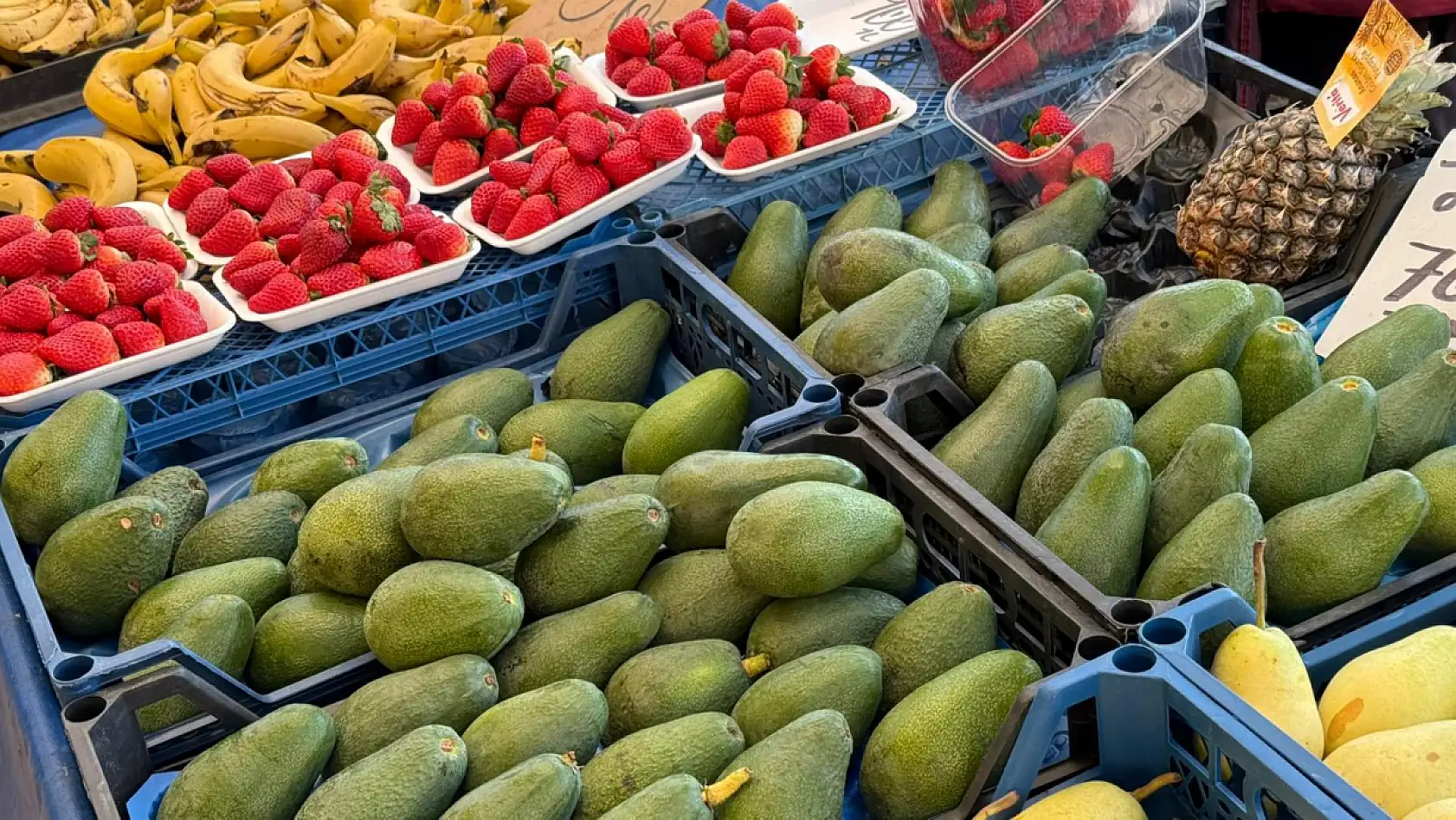 Fethiye Çalış Pazar Pazarı'nda Tezgâhlar Tazelendi: Güncel Meyve Fiyatları