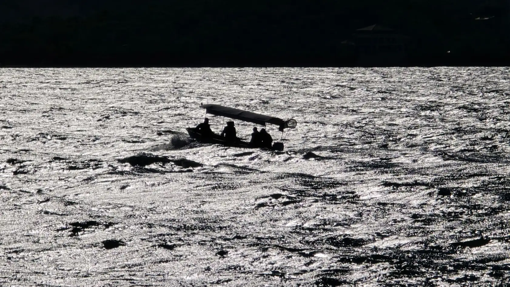 Fethiye'de soğuk ve rüzgarlı havaya rağmen denizde zorlu yolculuk