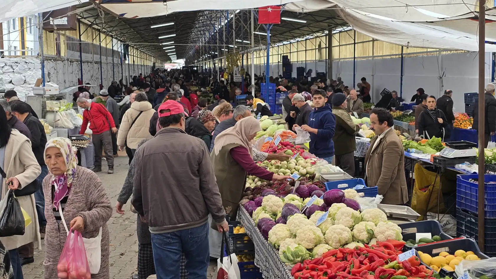 2025'in Son Salı Pazarı'nda yılbaşı hareketliliği