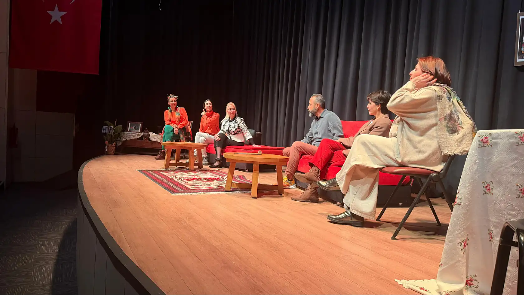 Fethiye'de 'Salon Altı Artı Kişilik' Oyunu Sahnelendi