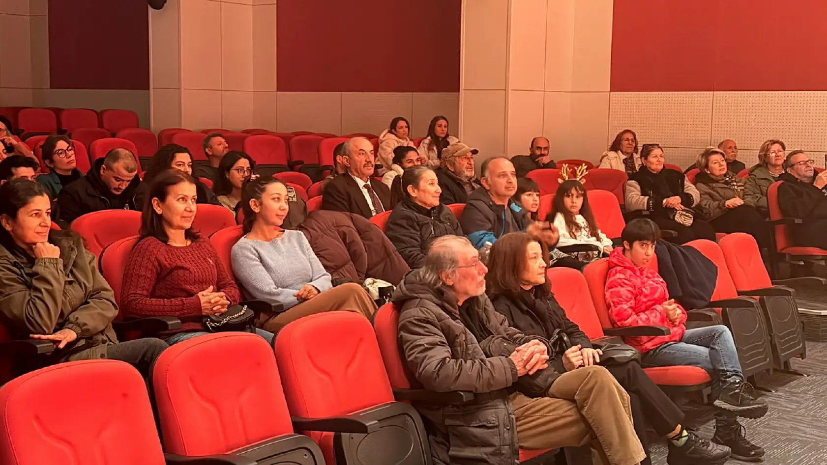 Fethiye'de 'Salon Altı Artı Kişilik' Oyunu Sahnelendi