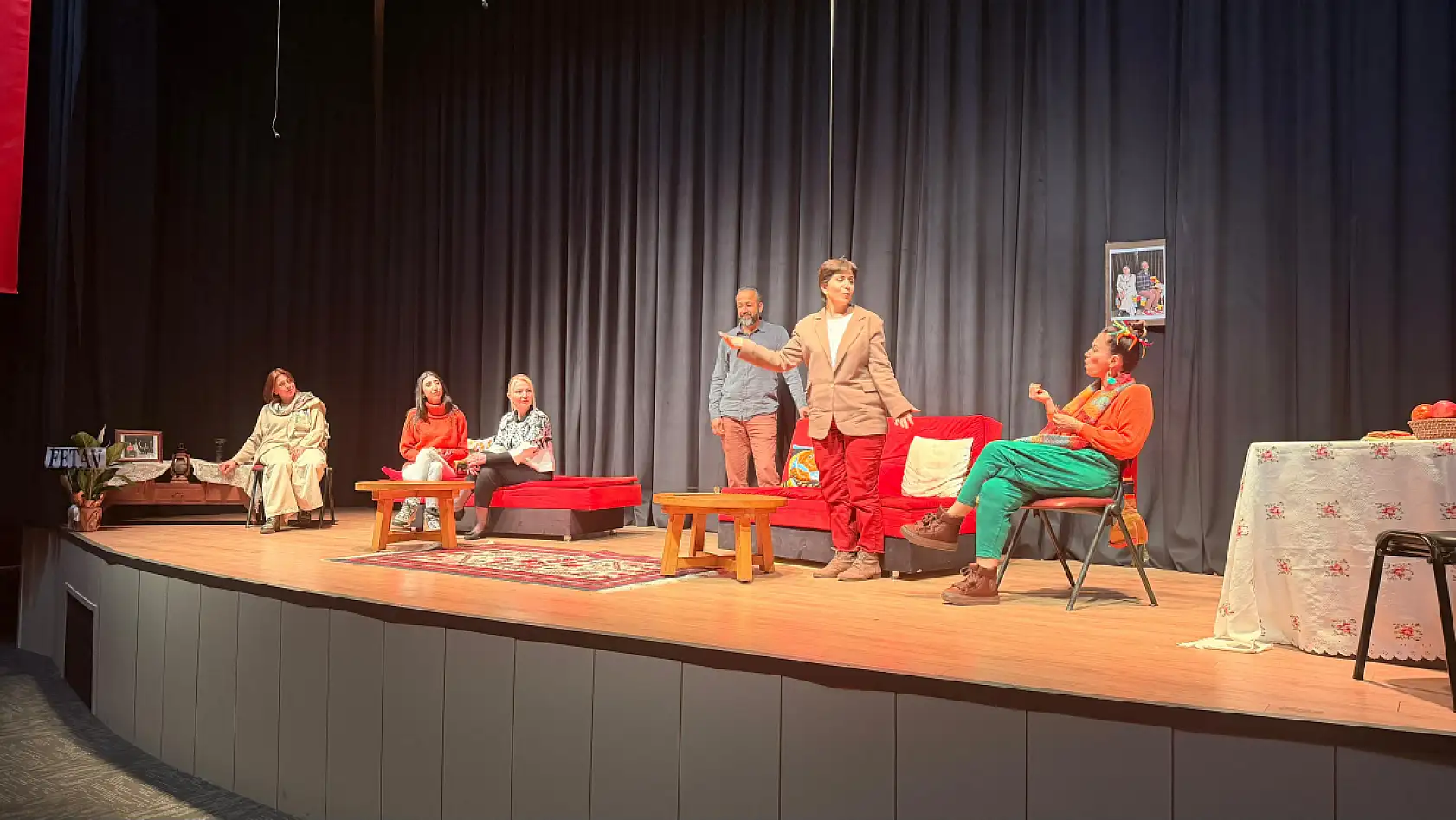 Fethiye'de 'Salon Altı Artı Kişilik' Oyunu Sahnelendi