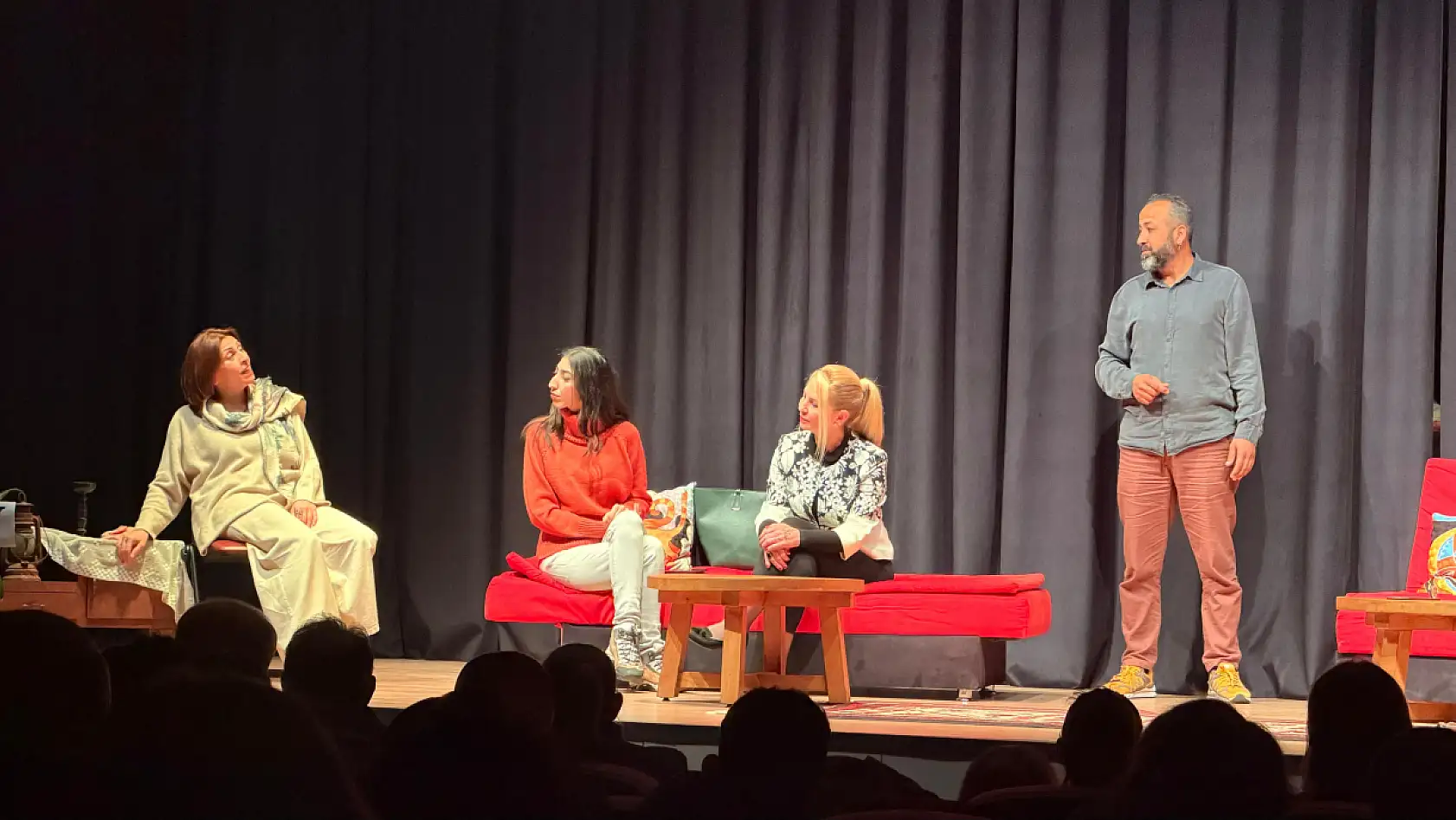 Fethiye'de 'Salon Altı Artı Kişilik' Oyunu Sahnelendi