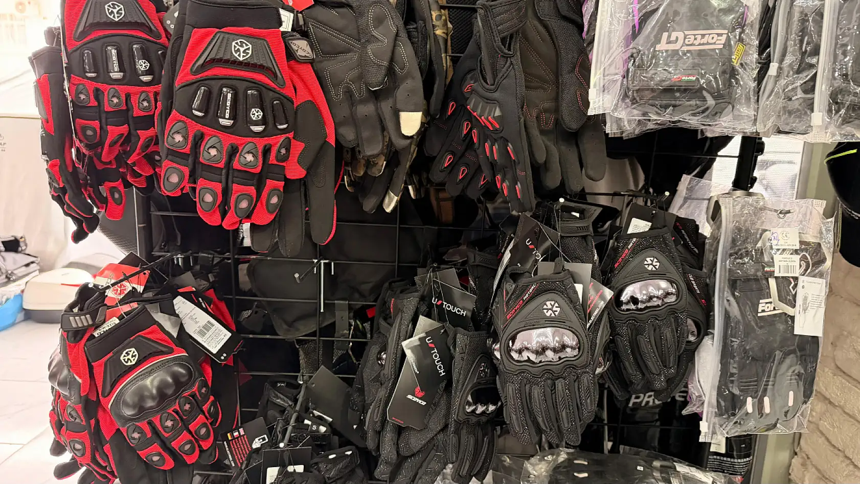 Fethiye'de motosiklet tutkunlarına kask ve eldivende kampanya