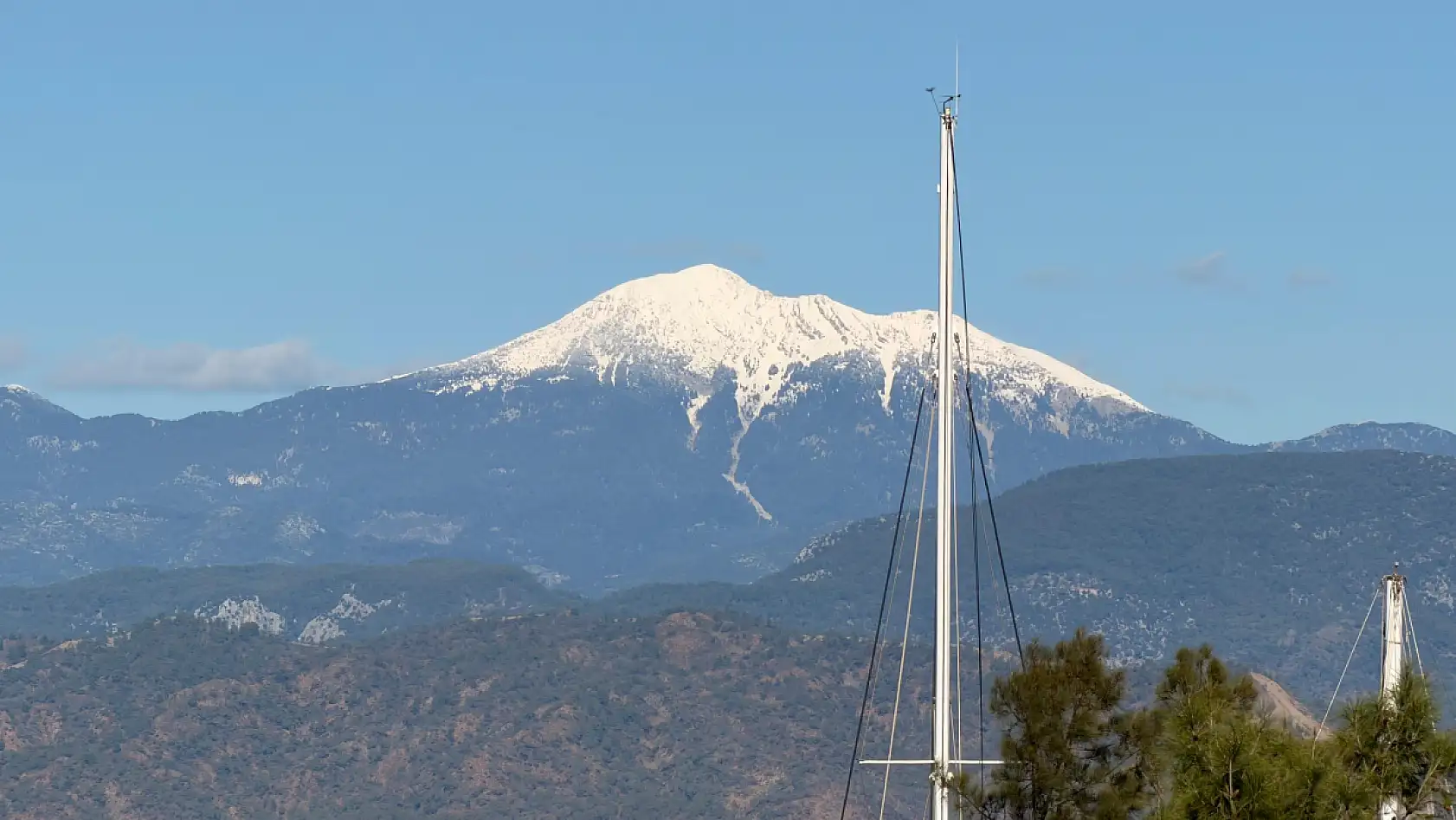 Fethiye'nin Çal Dağı zirvesi beyaza büründü