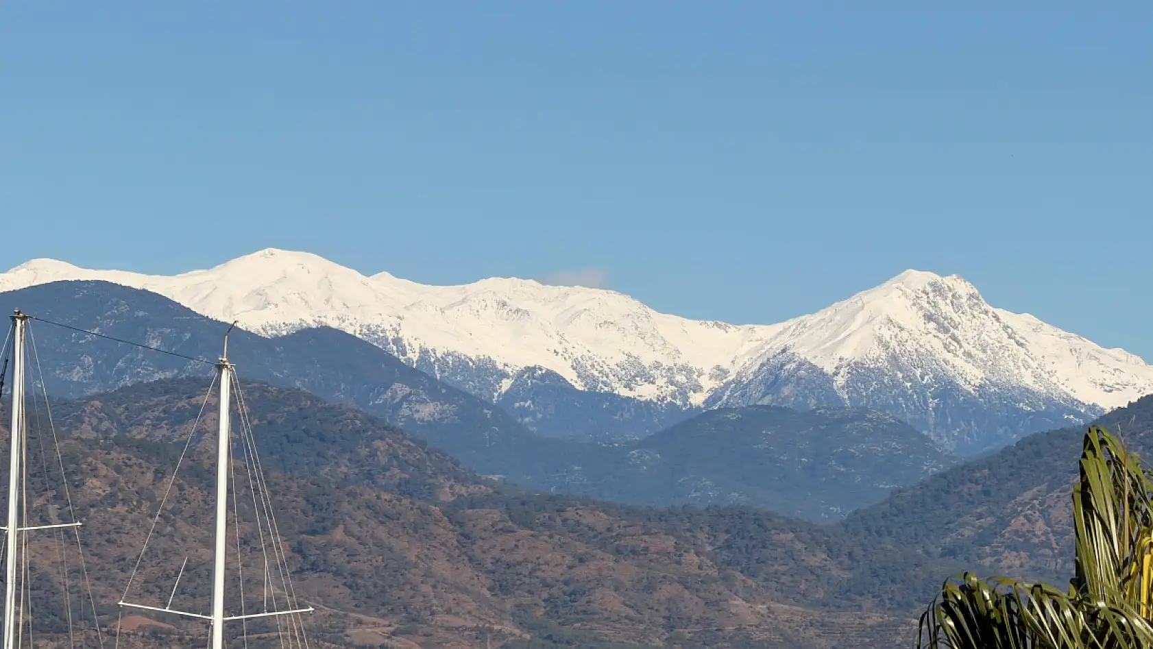 Fethiye'nin Çal Dağı zirvesi beyaza büründü