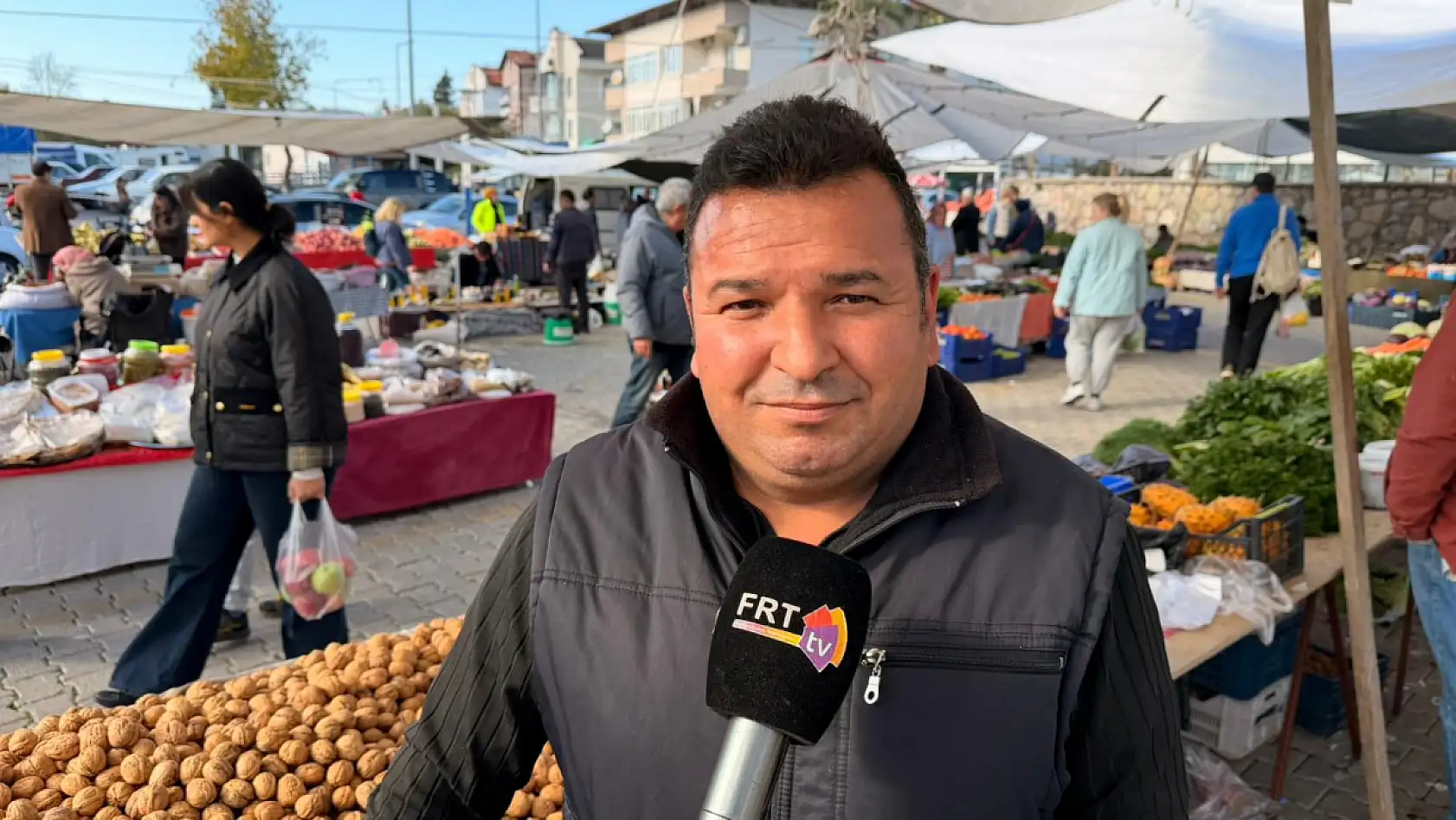 Üreticiden tüketiciye: Fethiye Cuma Pazarı'nda ceviz satışı