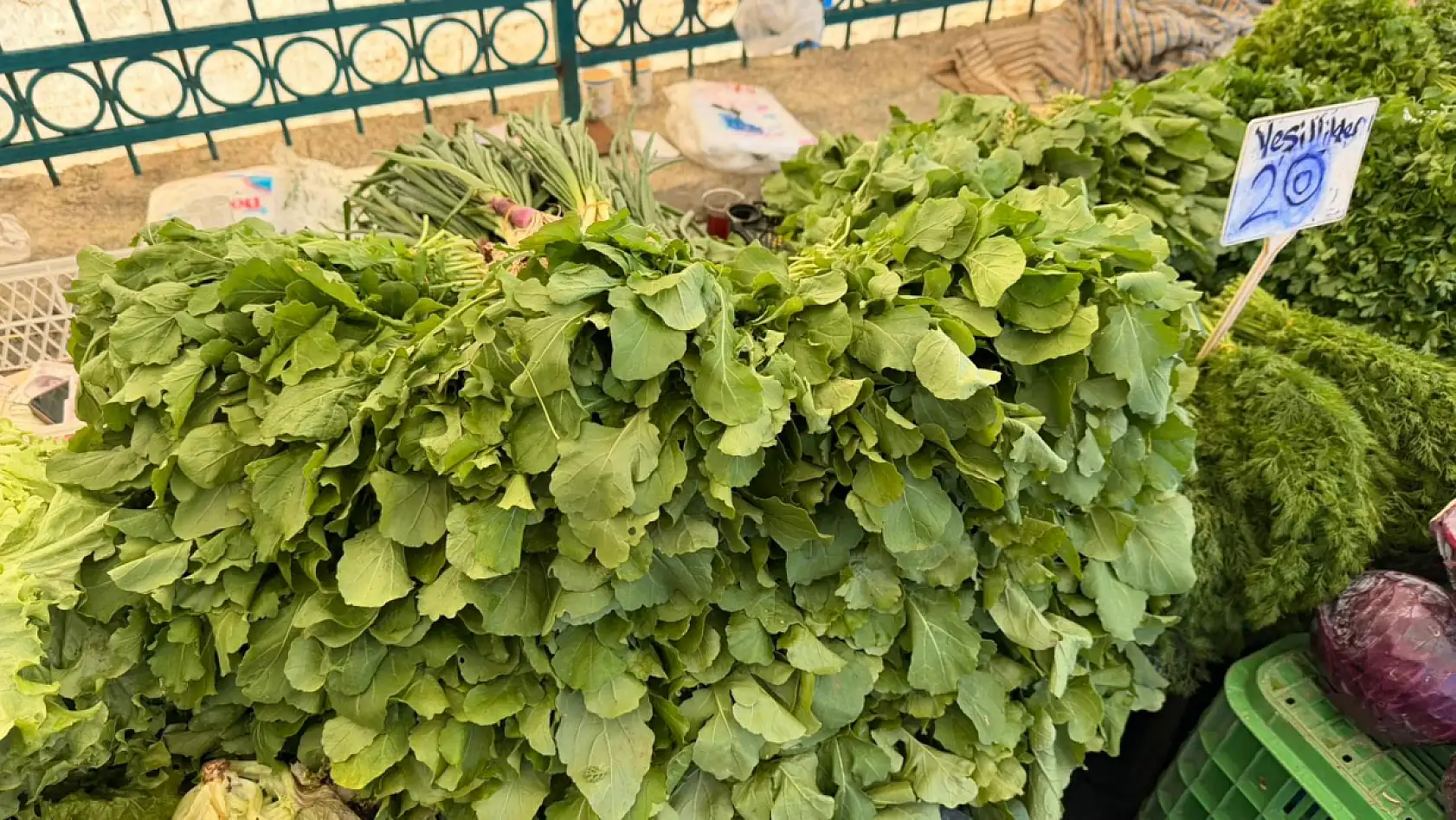 Fethiye Cuma Pazarı'nda meyve ve sebze fiyatları