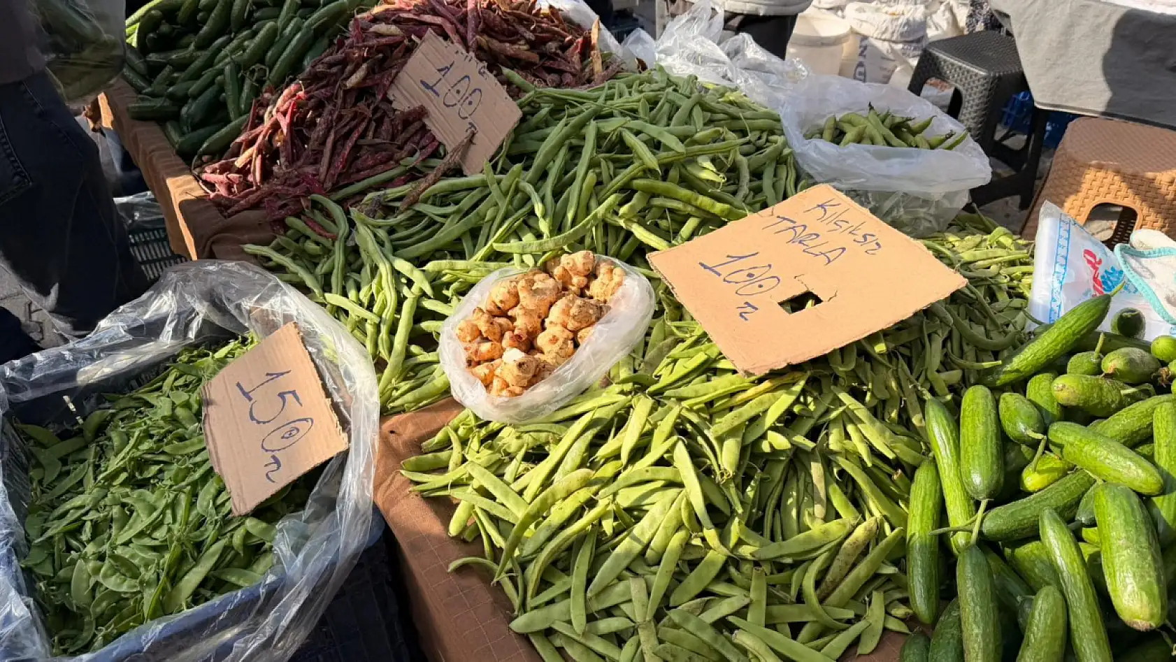 Fethiye Cuma Pazarı'nda meyve ve sebze fiyatları