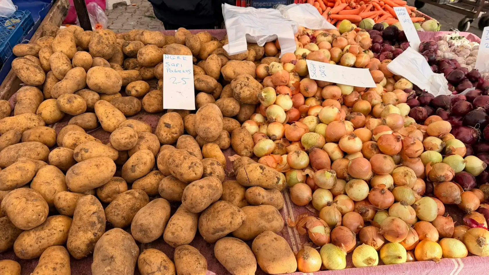 Fethiye Cuma Pazarı'nda meyve ve sebze fiyatları