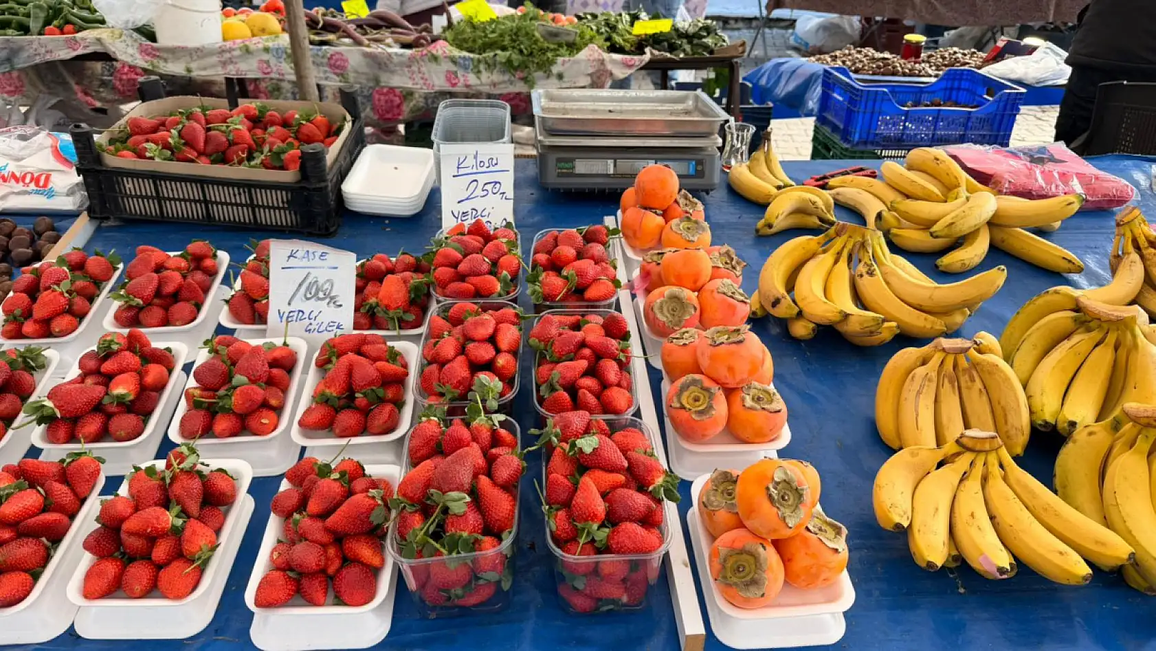 Fethiye Cuma Pazarı'nda meyve ve sebze fiyatları