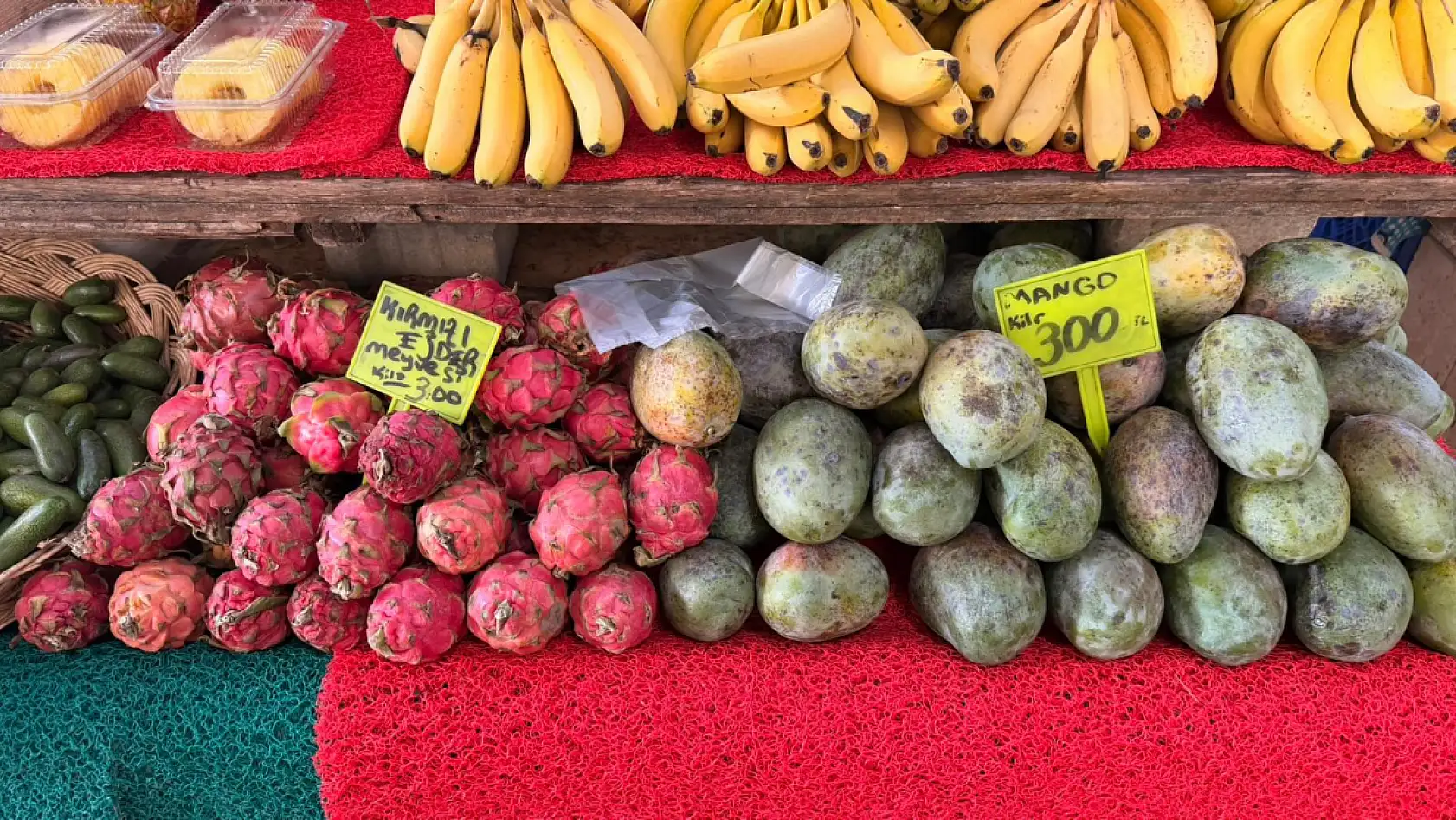 Fethiye Salı Pazarı'nda meyveler tezgahları süsledi, damakları şenlendirdi