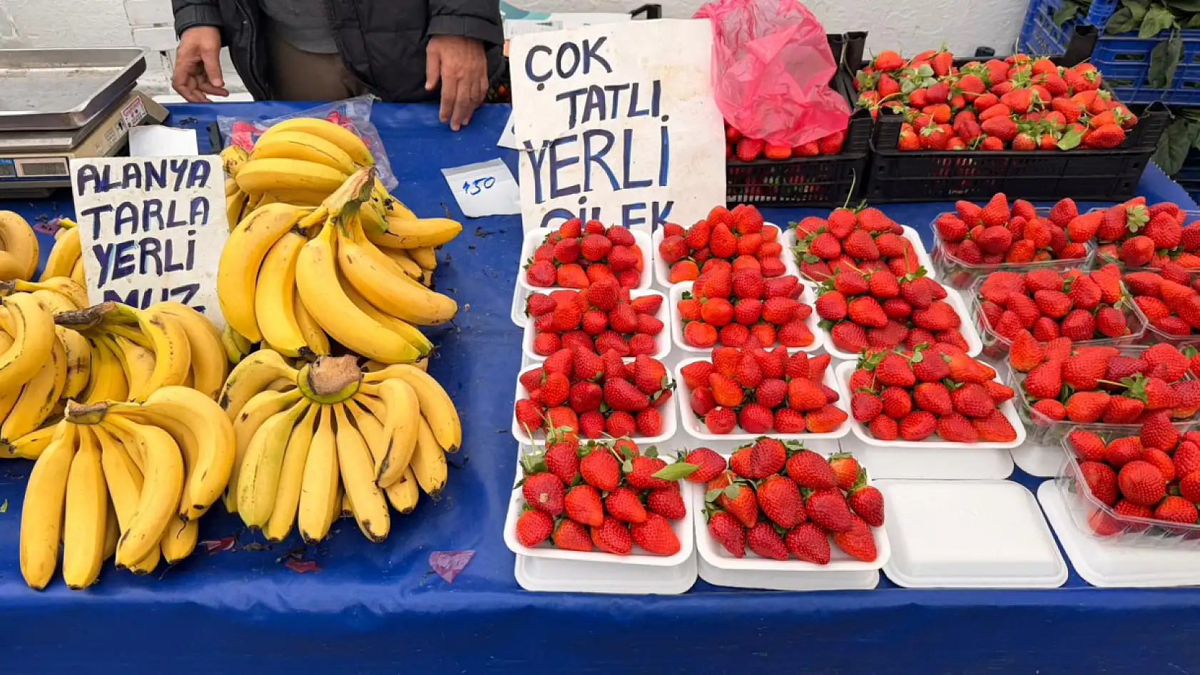 Fethiye Salı Pazarı'nda meyveler tezgahları süsledi, damakları şenlendirdi