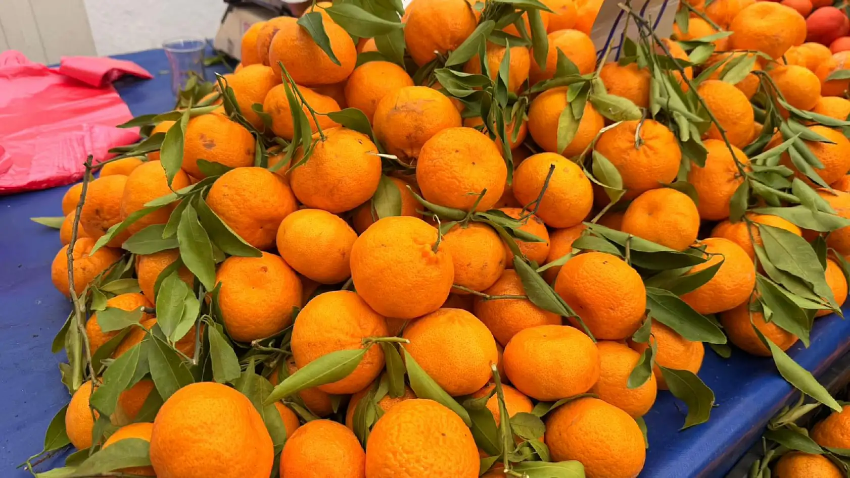 Fethiye Salı Pazarı'nda meyveler tezgahları süsledi, damakları şenlendirdi