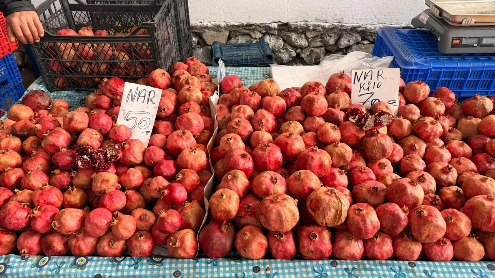 Fethiye Salı Pazarı'nda meyveler tezgahları süsledi, damakları şenlendirdi