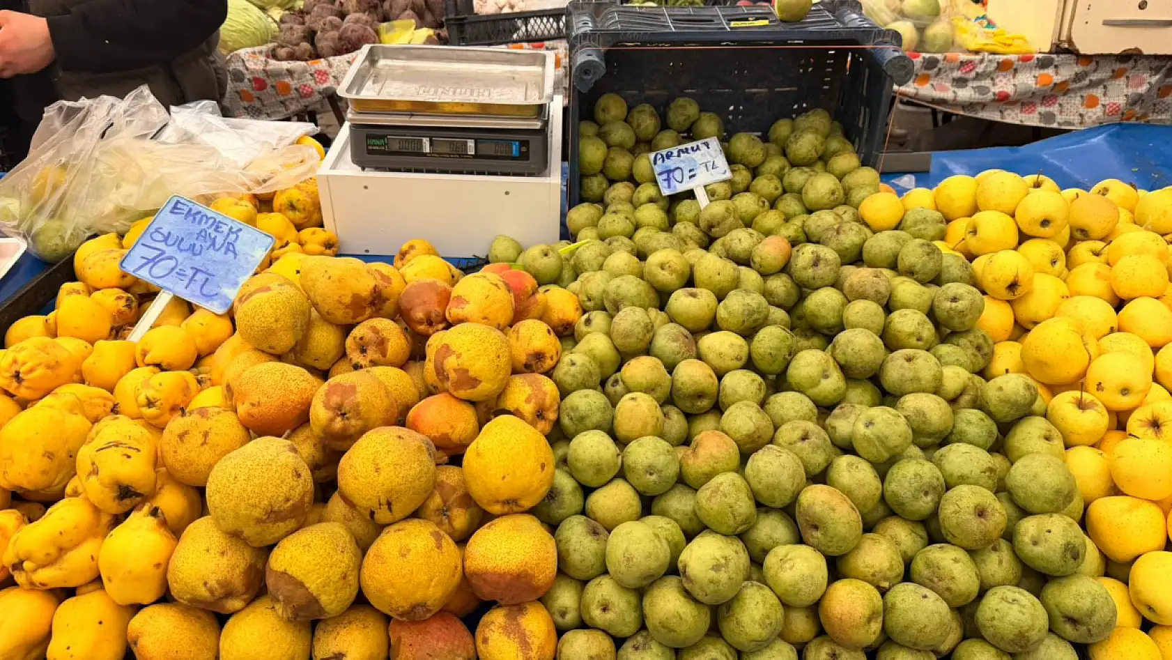 Fethiye Salı Pazarı'nda meyveler tezgahları süsledi, damakları şenlendirdi