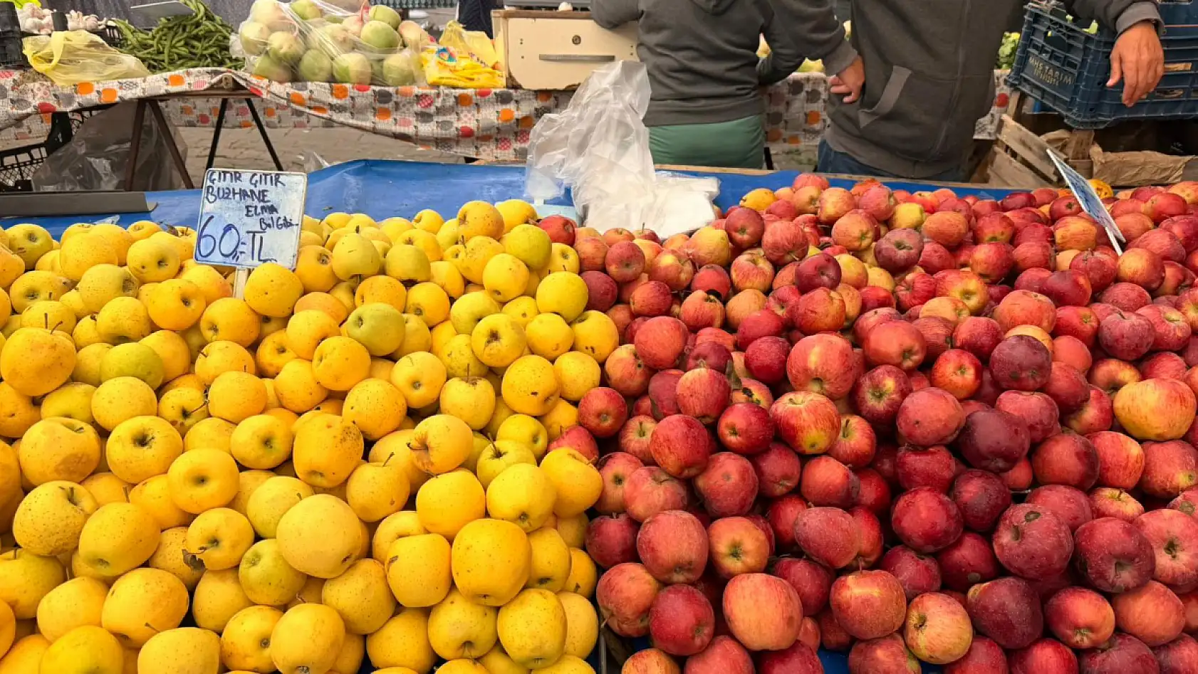 Fethiye Salı Pazarı'nda meyveler tezgahları süsledi, damakları şenlendirdi