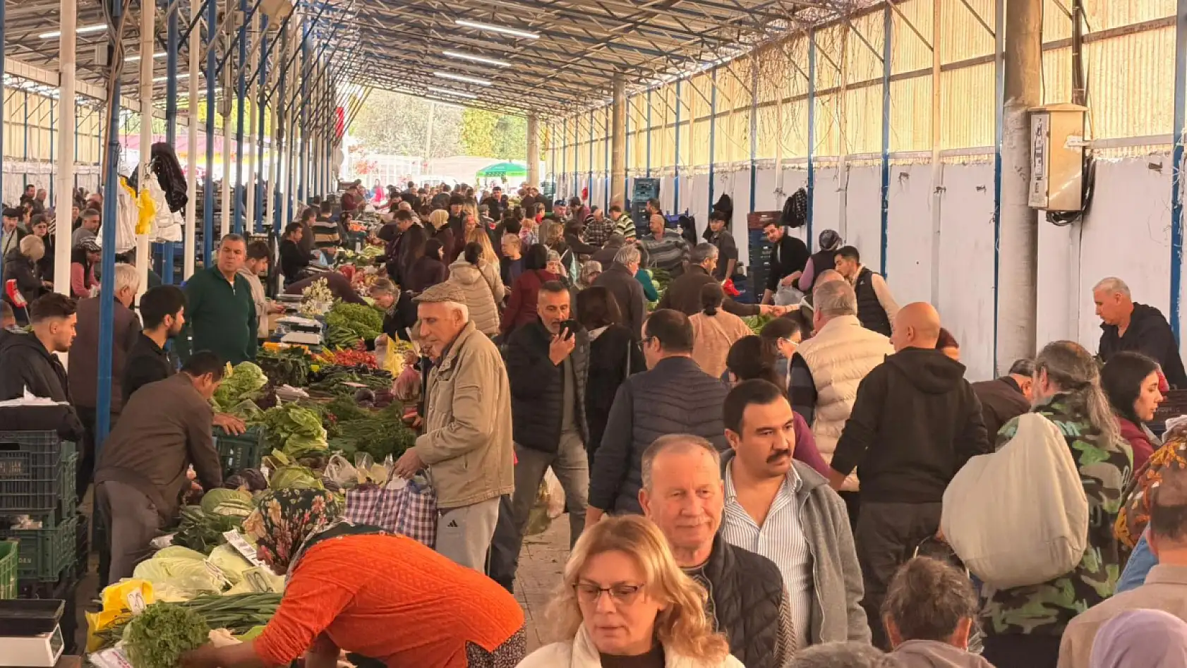 Fethiye Salı Pazarı'nda yoğunluk dikkat çekti
