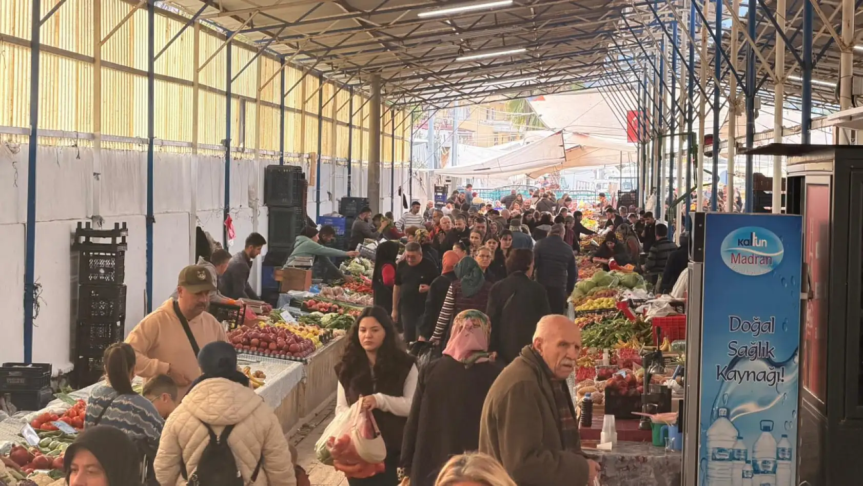 Fethiye Salı Pazarı'nda yoğunluk dikkat çekti