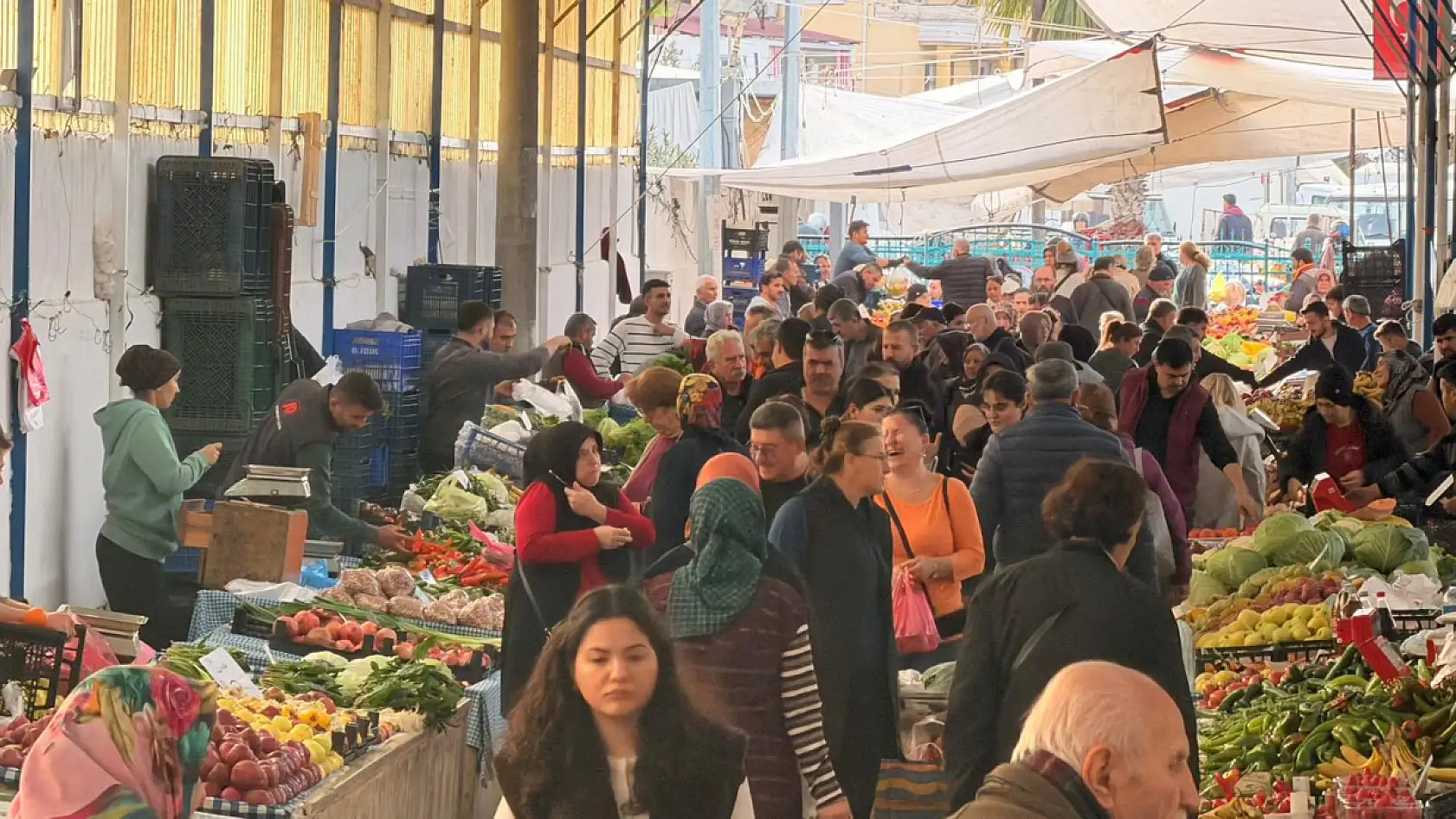 Fethiye Salı Pazarı'nda yoğunluk dikkat çekti