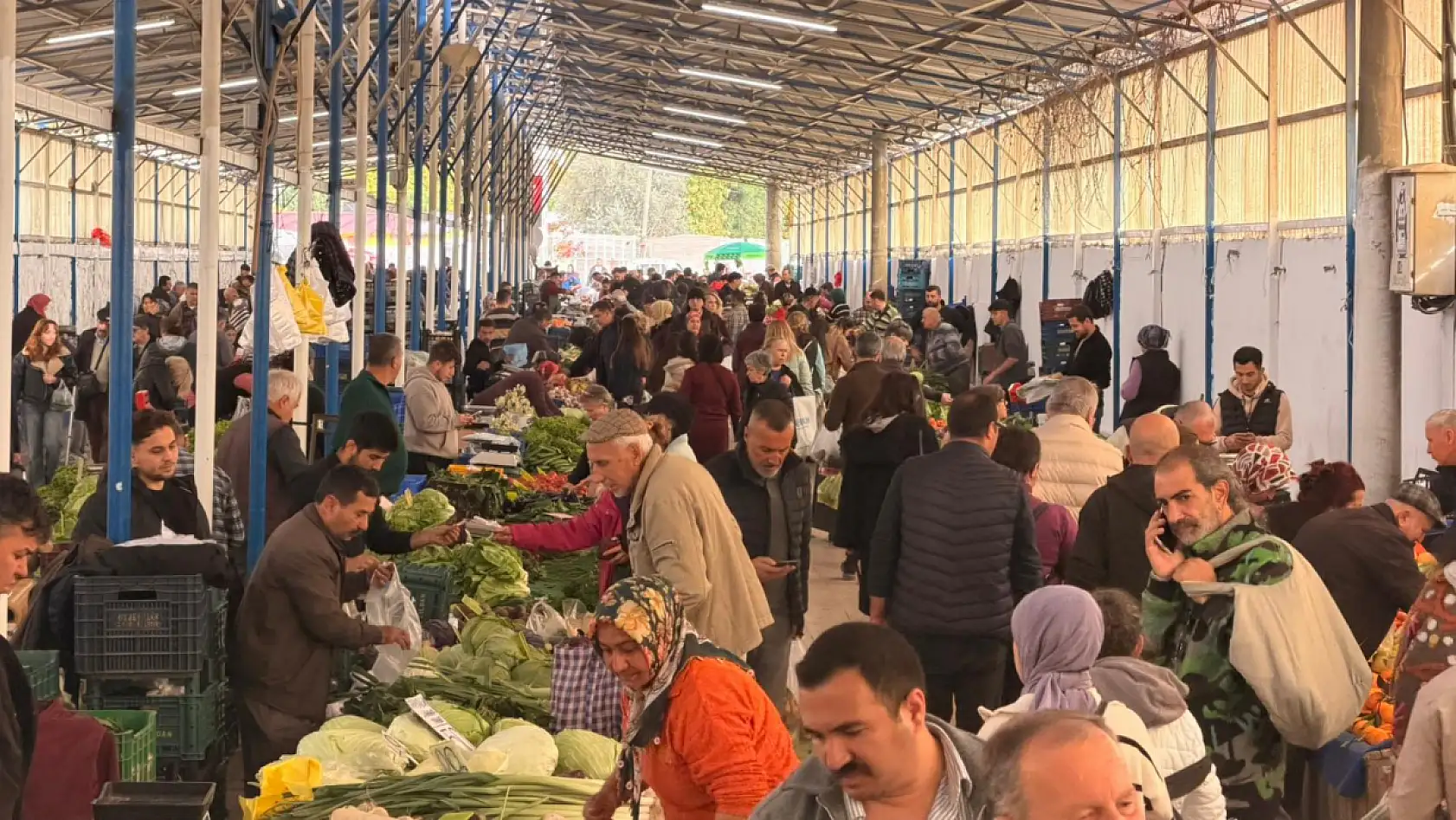 Fethiye Salı Pazarı'nda yoğunluk dikkat çekti