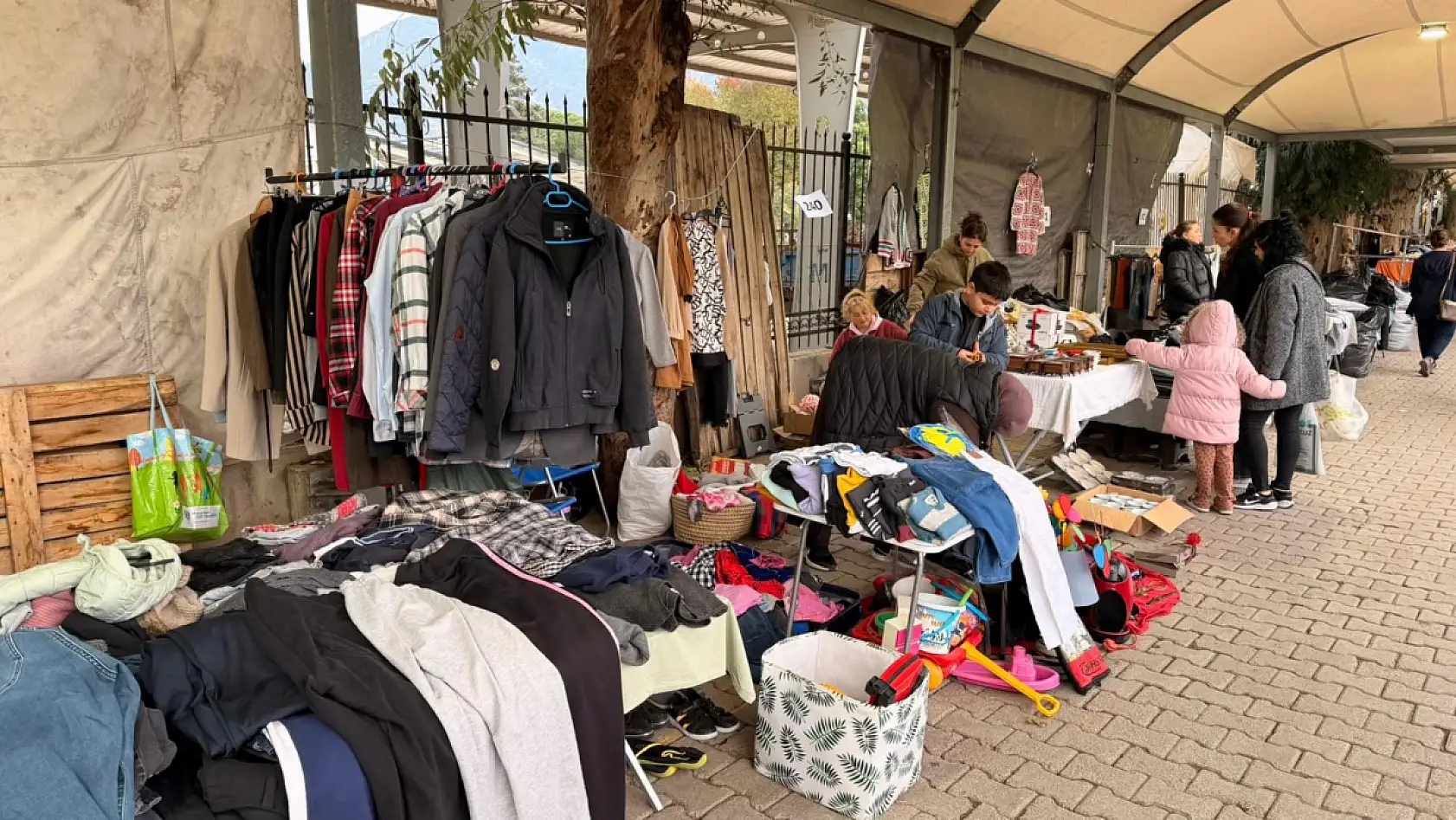 Fethiye Salı Pazarı'nda ayda bir 'İkinci El' alışverişi