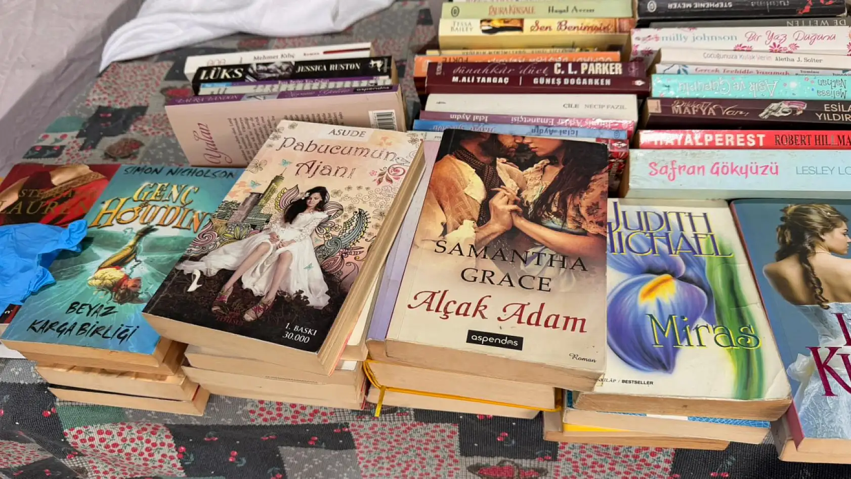 Fethiye ikinci el pazarında uygun fiyatlı kitaplar ilgi görüyor
