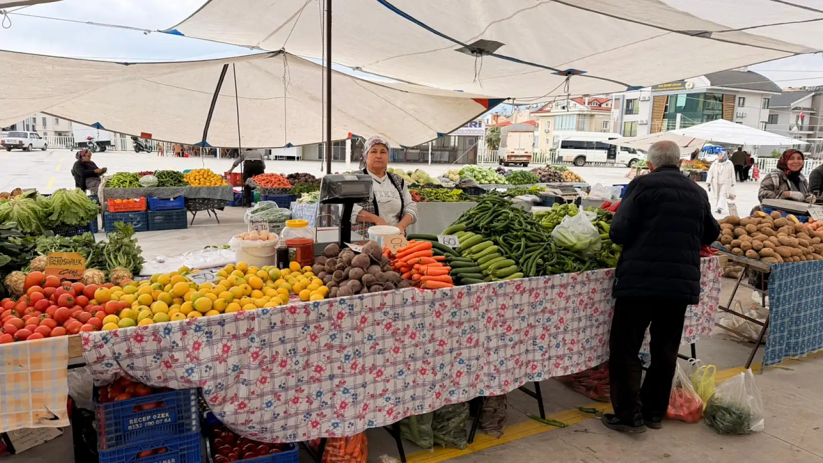 Fethiye Perşembe Pazarı Esnafı Ayfer Göktepe: 'Hava Şartları Pazarı Olumsuz Etkiliyor'