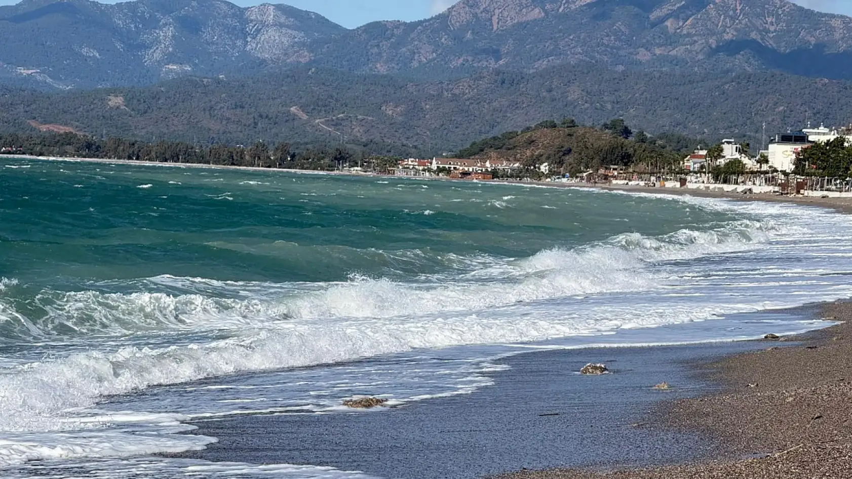 Fethiye'de fırtına etkili oldu: Çalış'ta tabelalar uçtu, ağaçlar kırıldı