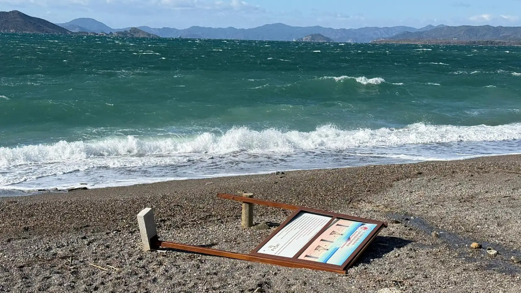 Fethiye'de fırtına etkili oldu: Çalış'ta tabelalar uçtu, ağaçlar kırıldı