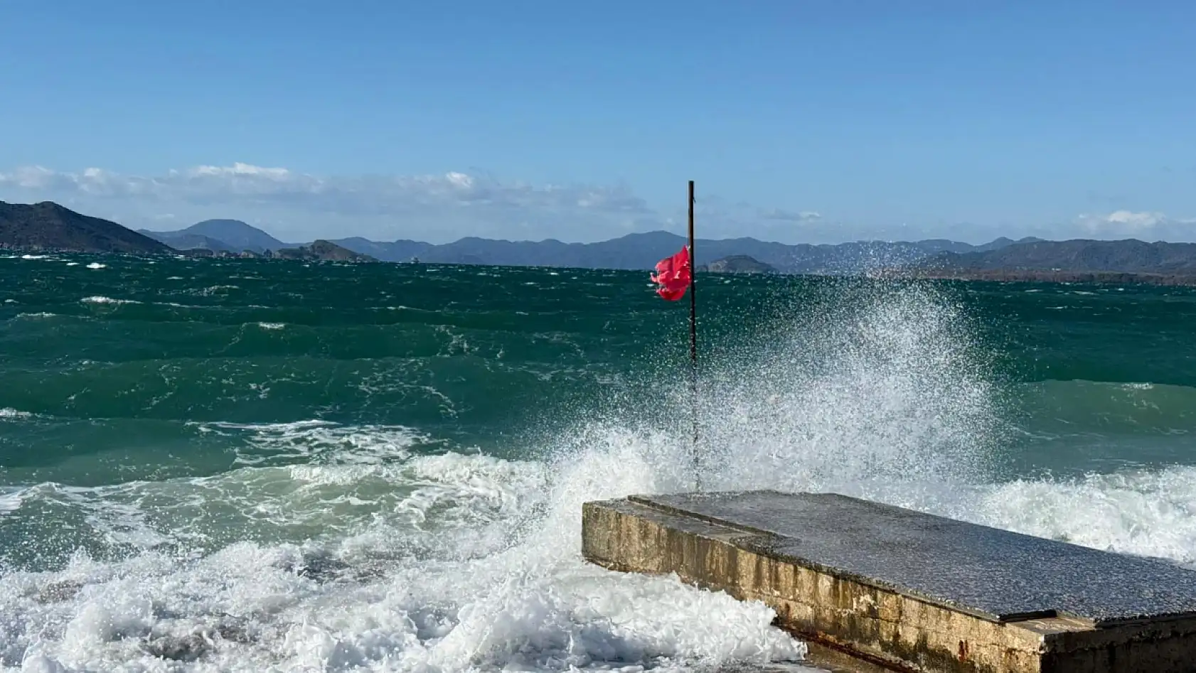Fethiye'de fırtına etkili oldu: Çalış'ta tabelalar uçtu, ağaçlar kırıldı