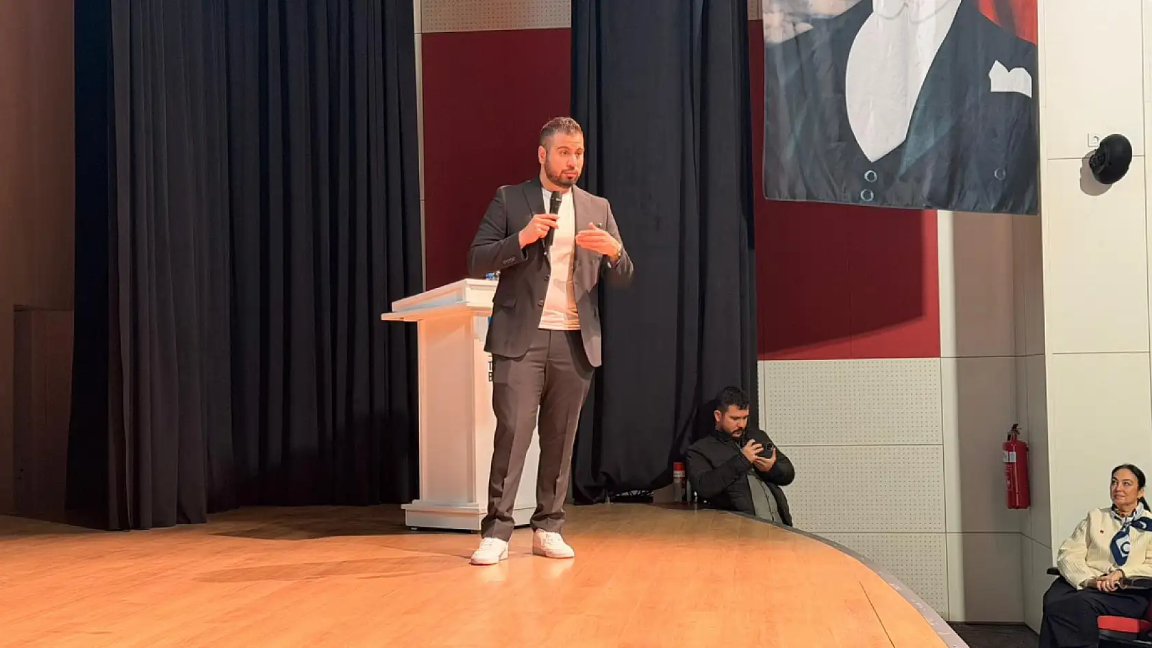 CHP Fethiye'den 'Bağımlılık Anlamak ve Önlemek' sunumu