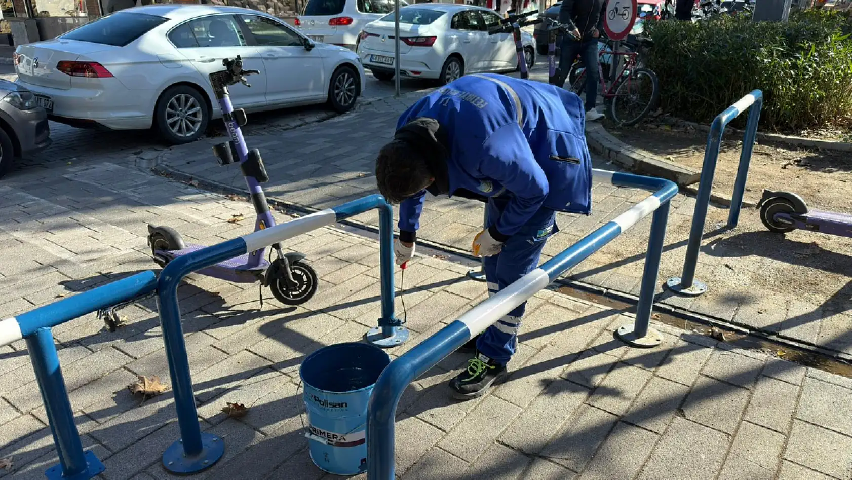 Fethiye Belediyesi'nden bariyerlere bakım ve boya çalışması