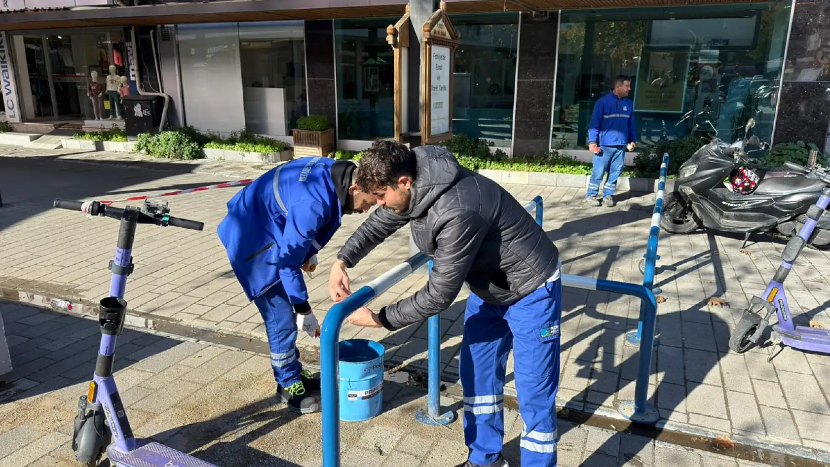 Fethiye Belediyesi'nden bariyerlere bakım ve boya çalışması