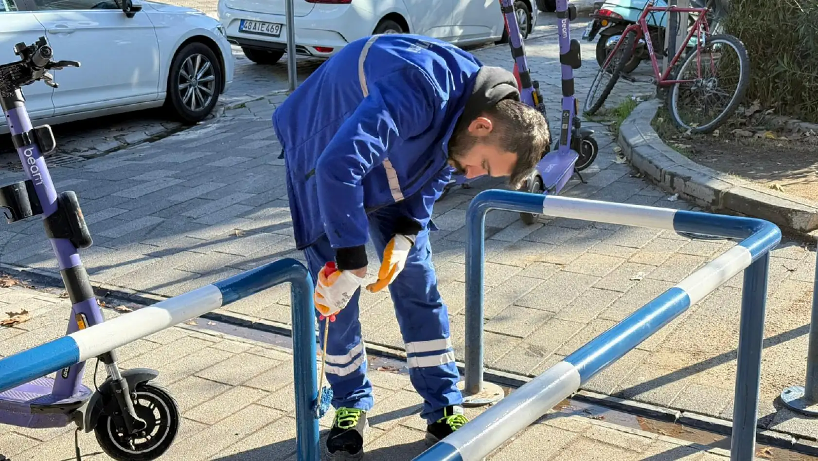 Fethiye Belediyesi'nden bariyerlere bakım ve boya çalışması