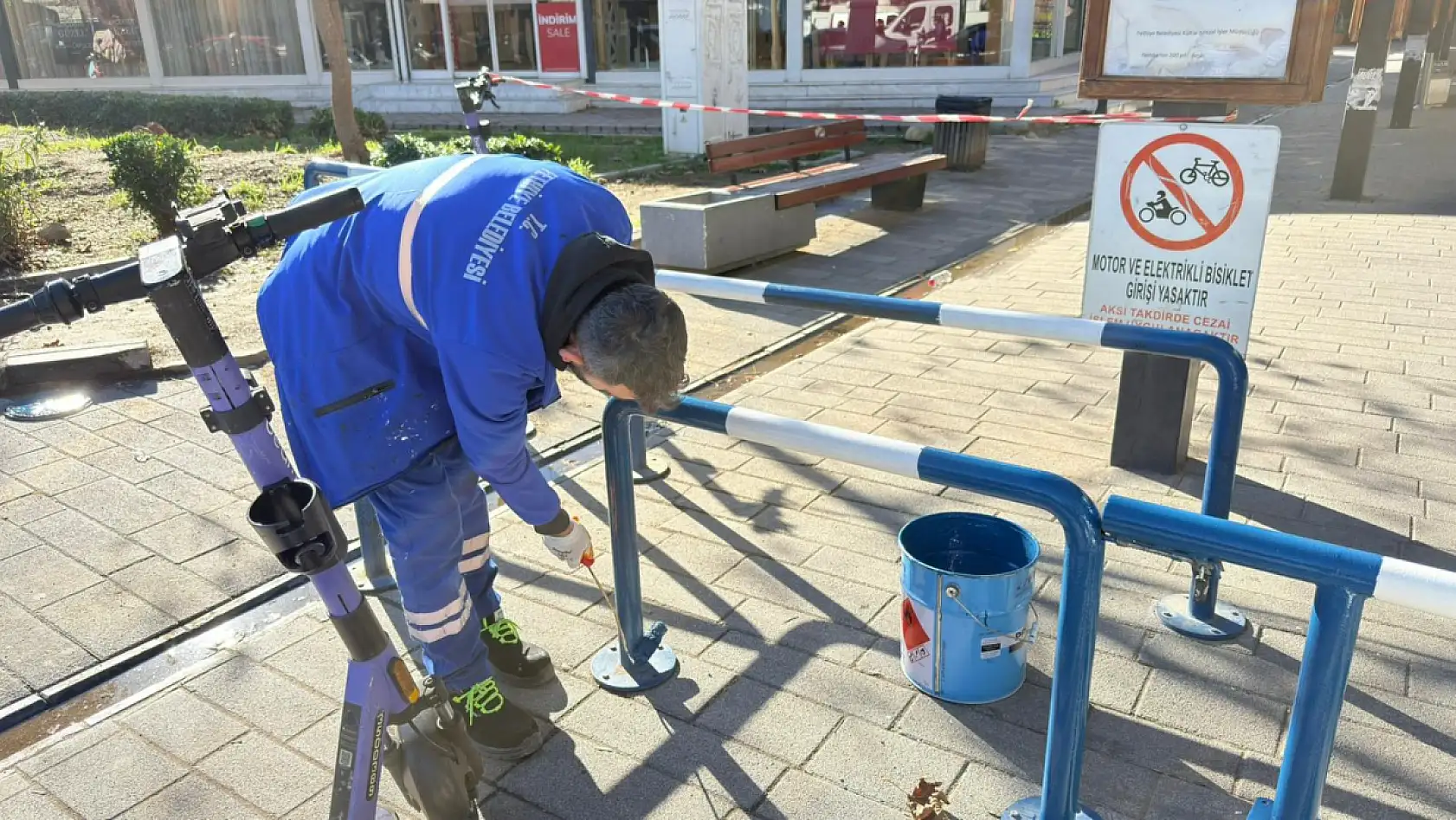 Fethiye Belediyesi'nden bariyerlere bakım ve boya çalışması