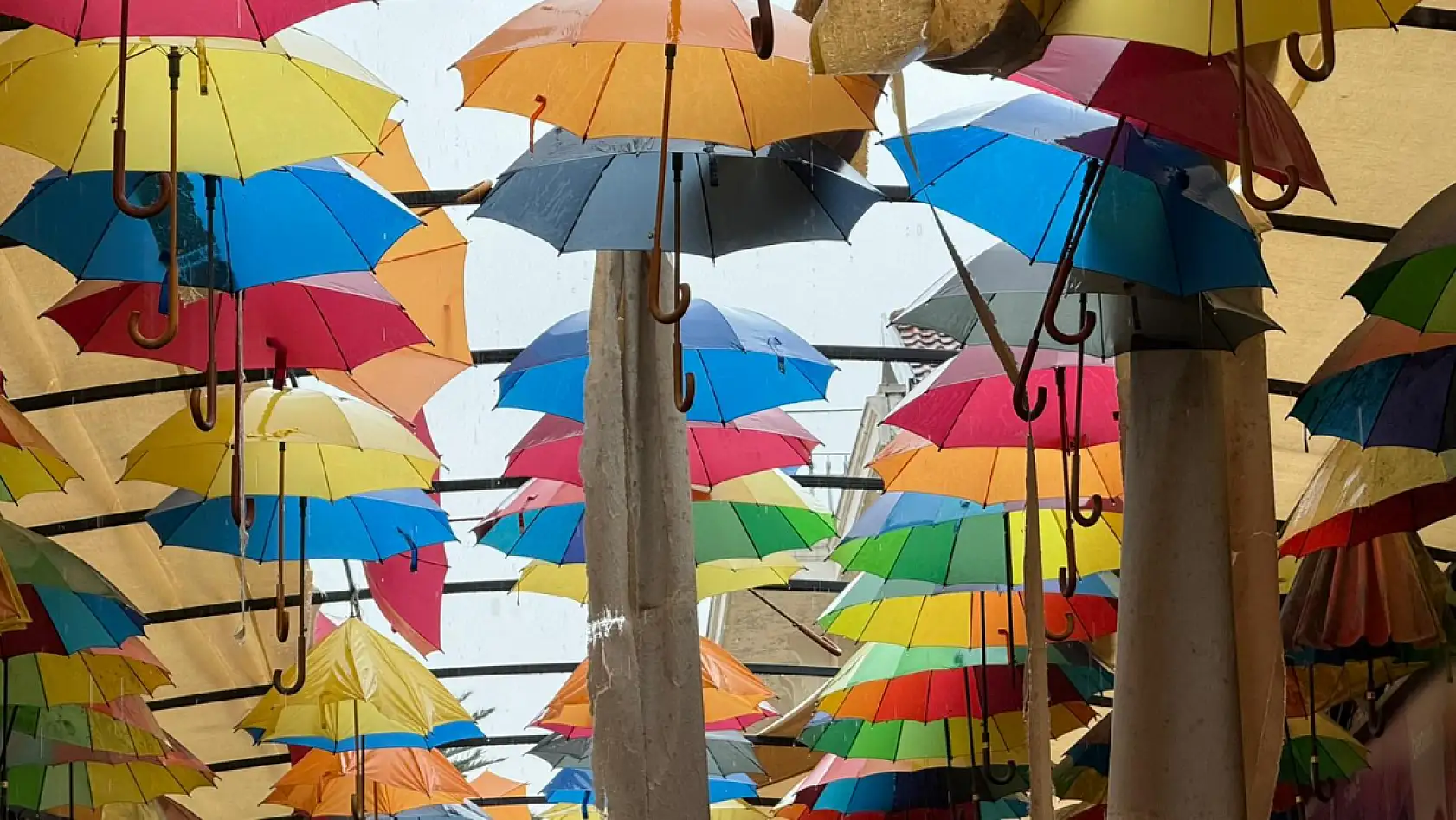 Fethiye'de şiddetli yağışta şemsiyeli sokak zarar gördü