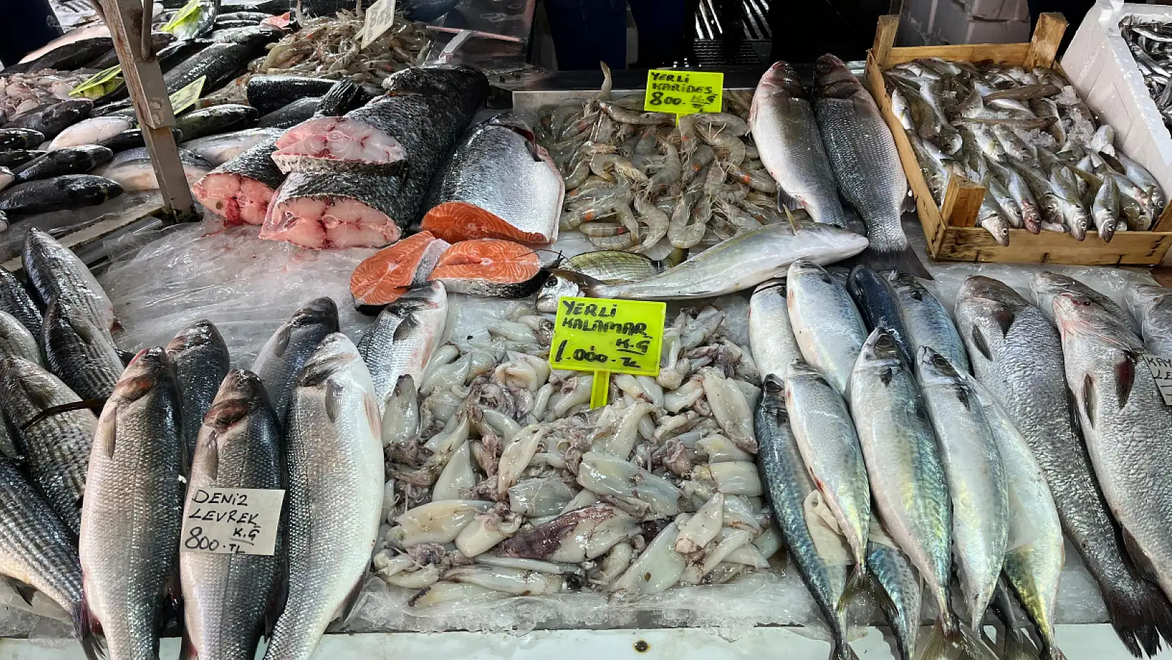 Fethiye Balık Pazarı'nın 40 yıllık esnafı Muzaffer Çavdar güncel fiyatları paylaştı