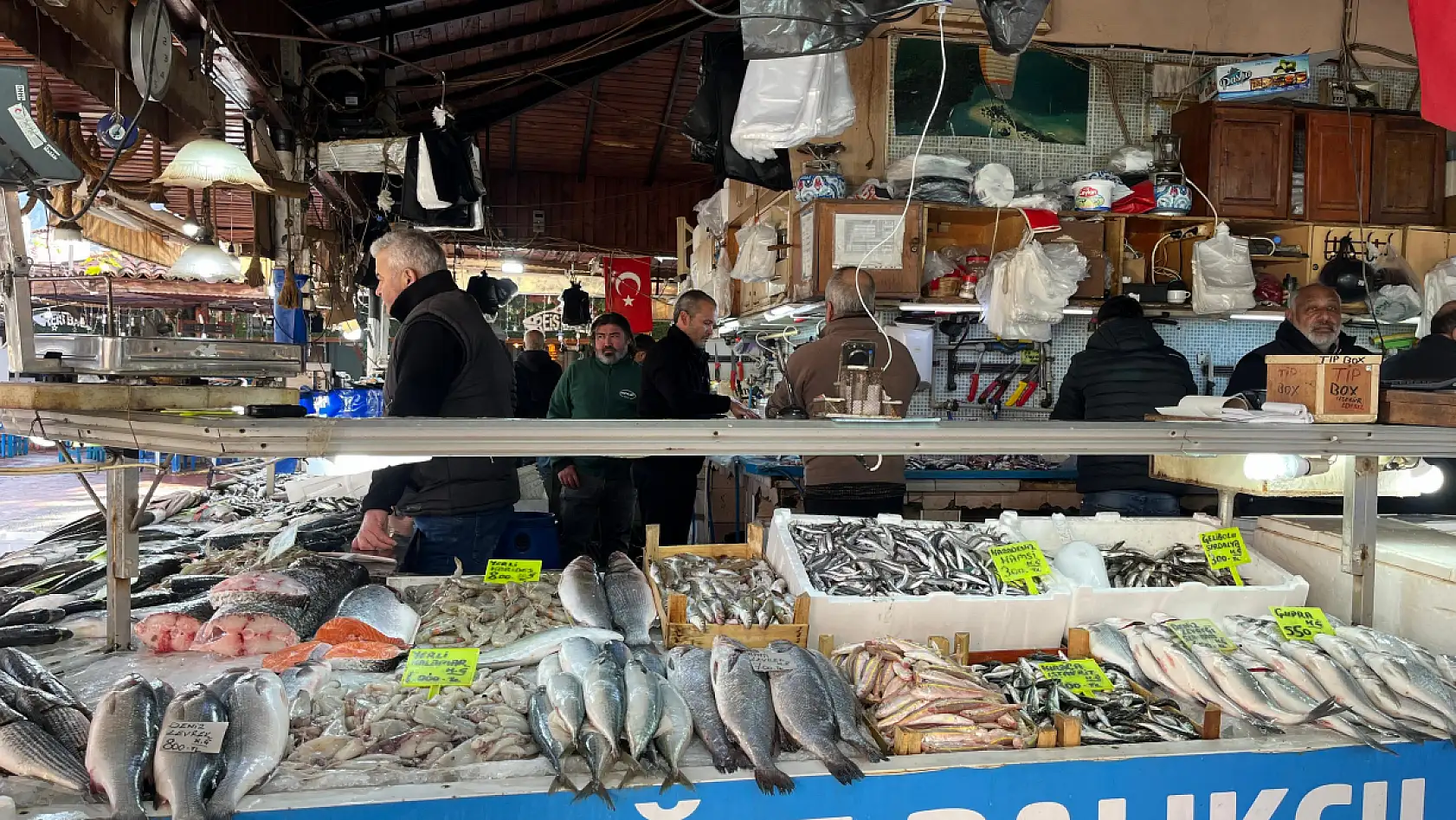 Fethiye Balık Pazarı'nın 40 yıllık esnafı Muzaffer Çavdar güncel fiyatları paylaştı