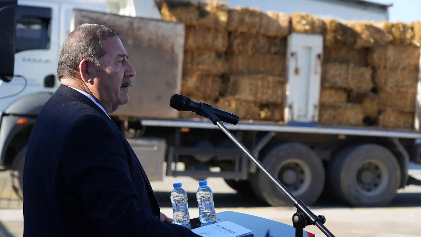 Milas Belediyesi'nden üreticiye yem ve saman desteği