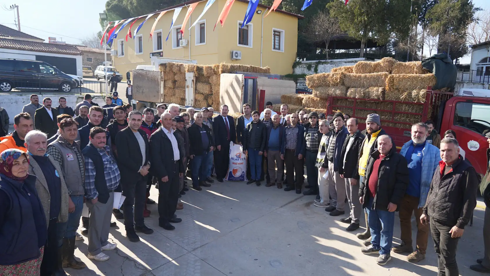Milas Belediyesi'nden üreticiye yem ve saman desteği