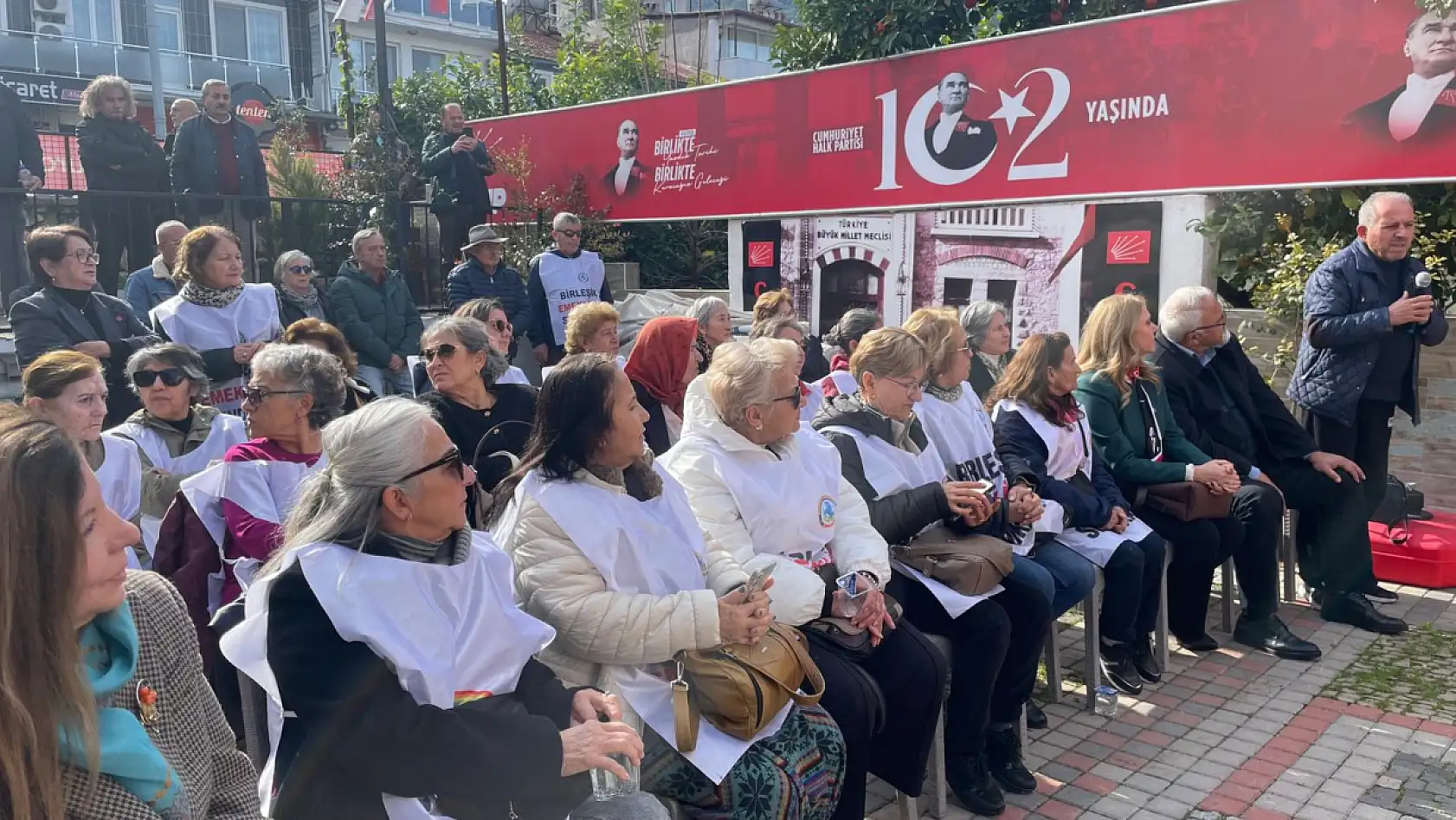 CHP Fethiye'de emeklilerle buluştu: 'Onurlu ve insanca yaşam hakkımız'