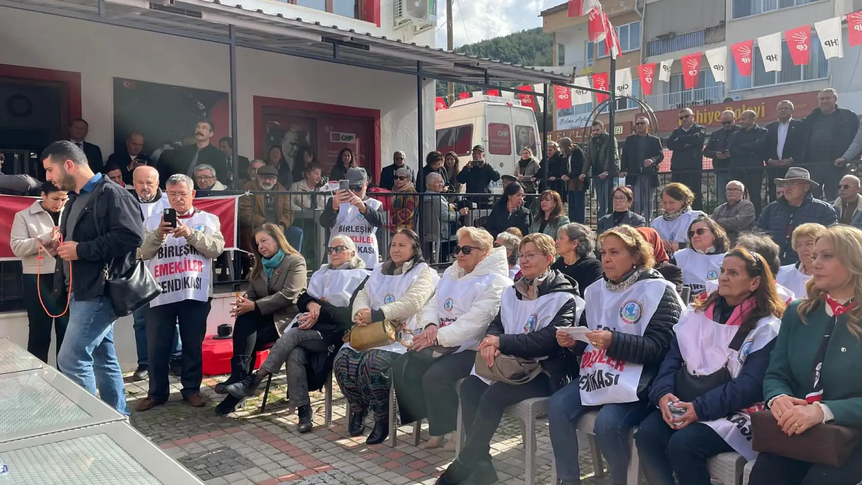 CHP Fethiye'de emeklilerle buluştu: 'Onurlu ve insanca yaşam hakkımız'