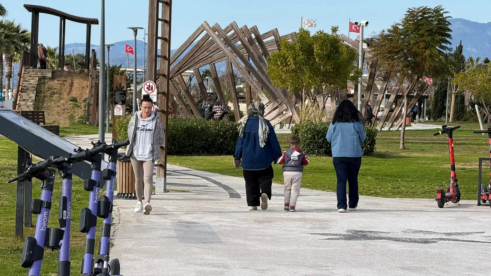 Fethiye'de güzel hava Kordon Boyu'nu hareketlendirdi